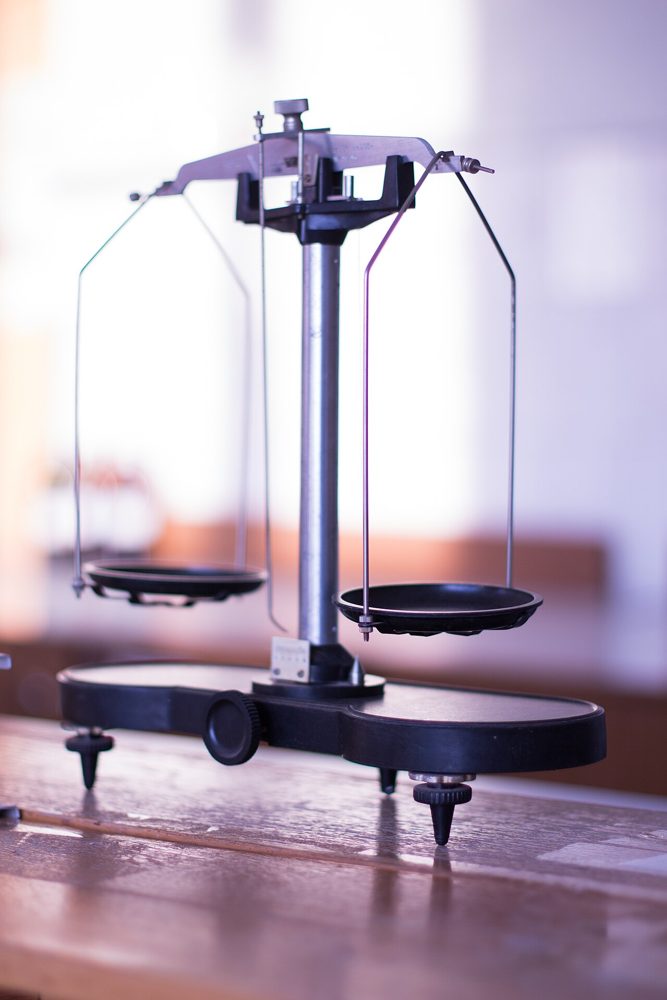 A precision weighing balance