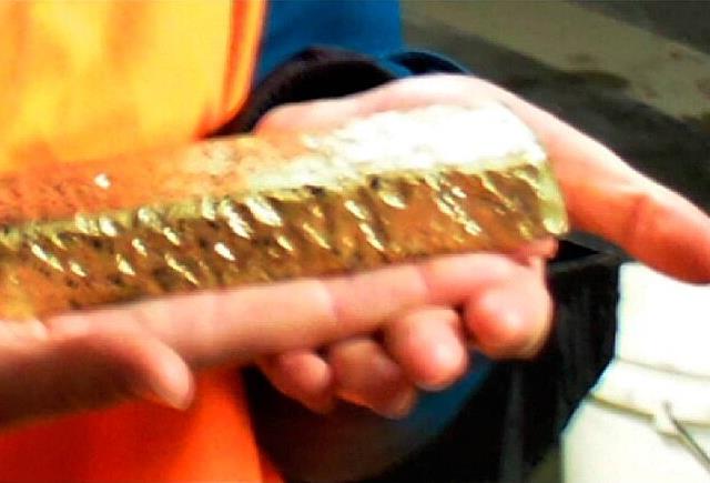 A cast dore bar held in the hand
